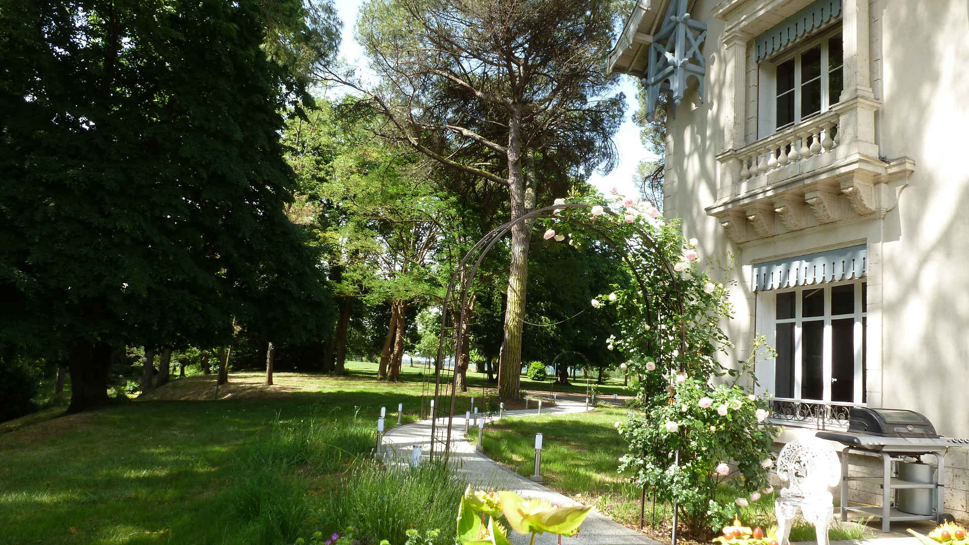 Allée d'accès à la terrasse principale du château de Morin, en surplomb du canal de Garonne